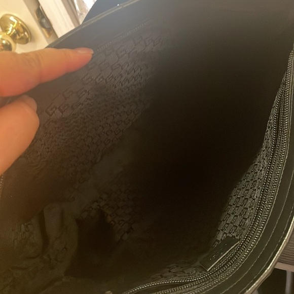 August Gucci Tote zipper closure - Picture 13 of 16